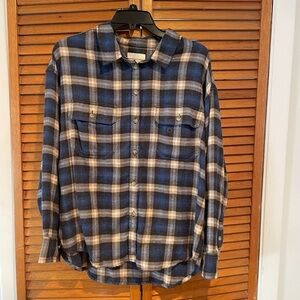 American Eagle Women’s Blue and White Plaid Autumn Flannel Sz M